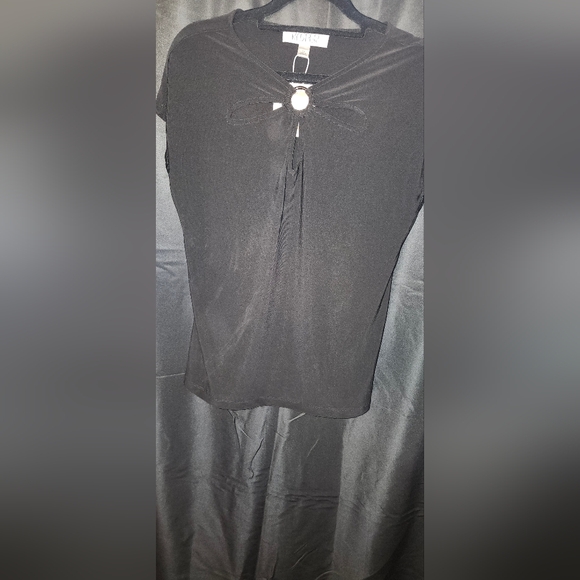 Elegant Black Dress with Cutout Detail - Picture 2 of 5